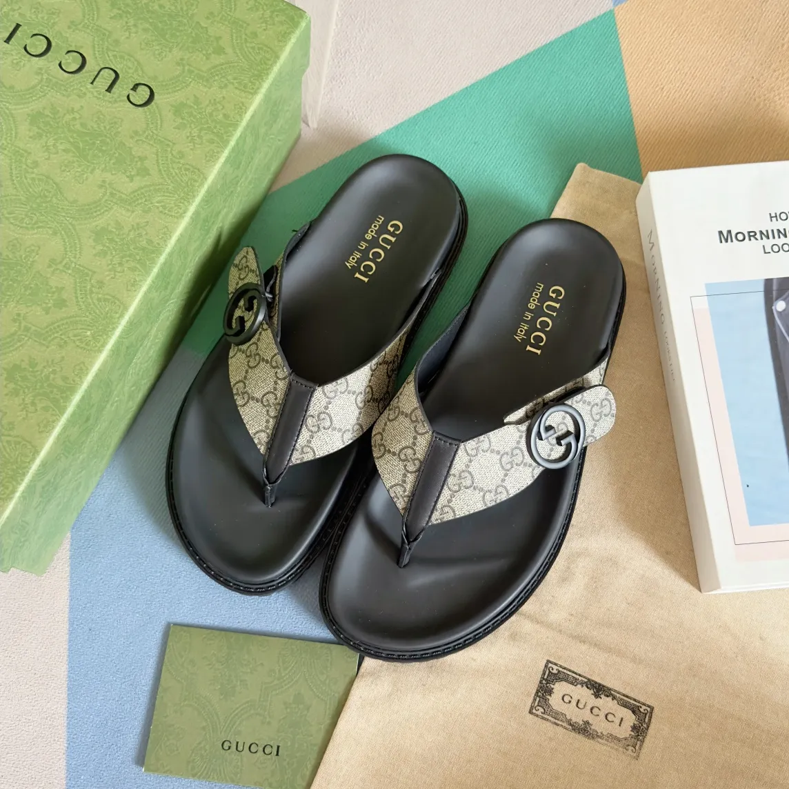 [G Home] Men's Men's Shoes💰:300💰Size:38-45 GUCC Gucci Original Order Quality 🆕2024Gucci Gucci Summer New Style Double G Presbyopia Flip-flops Cross Sandals Thick Sole Slippers Beach Shoes Original Purchase and Development Production G family's 2024 new summer dark horse items, fashion bloggers at home and abroad have put on the show, and it has become popular on social platforms at home and abroad. Fashionistas must pay for it, and they spend a lot of money to create ingenious craftsmanship and accurately restore every detail. Exquisite packaging at the delivery counter🛍📦 ▪️ Fabric: Original imported double G presbyopic leather ▪️ Lining: Original imported leather ▪️ Sole: Original open molded T men's shoes 💰U outsole ▪️ Bottom thickness: 3CM